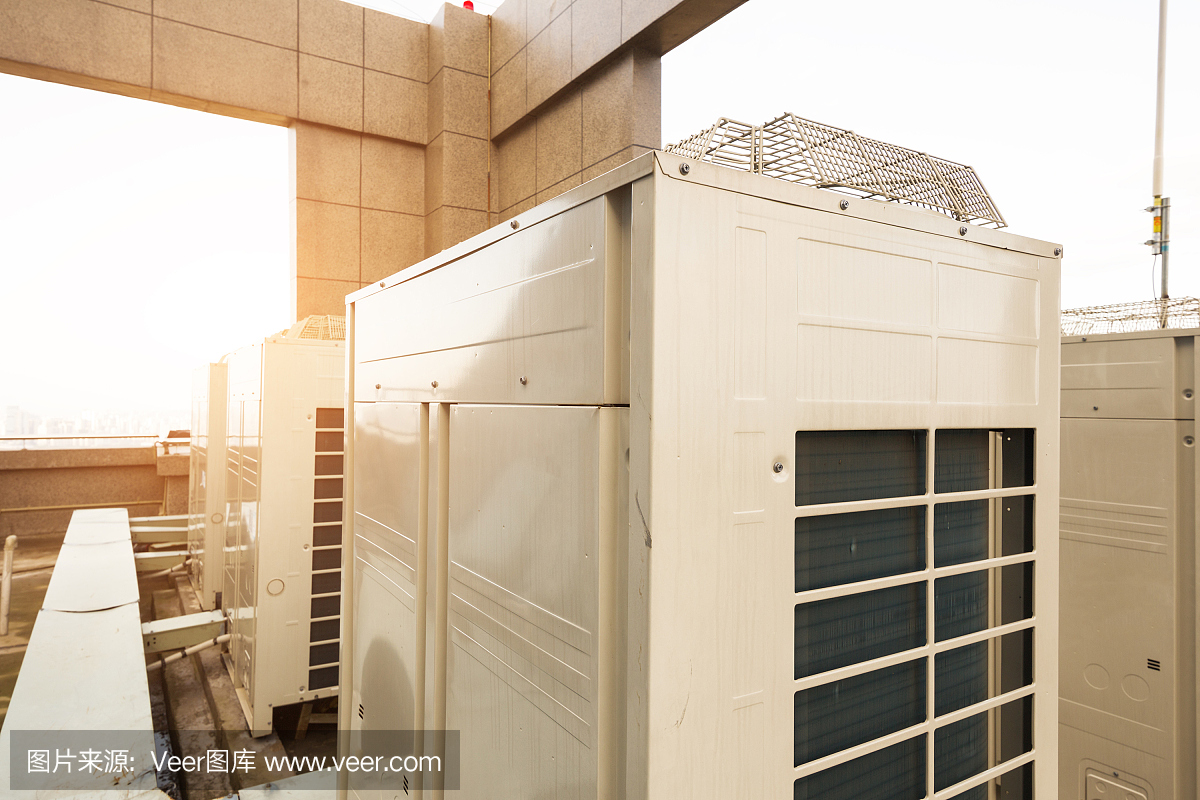 安装在建筑物顶部的空调系统。