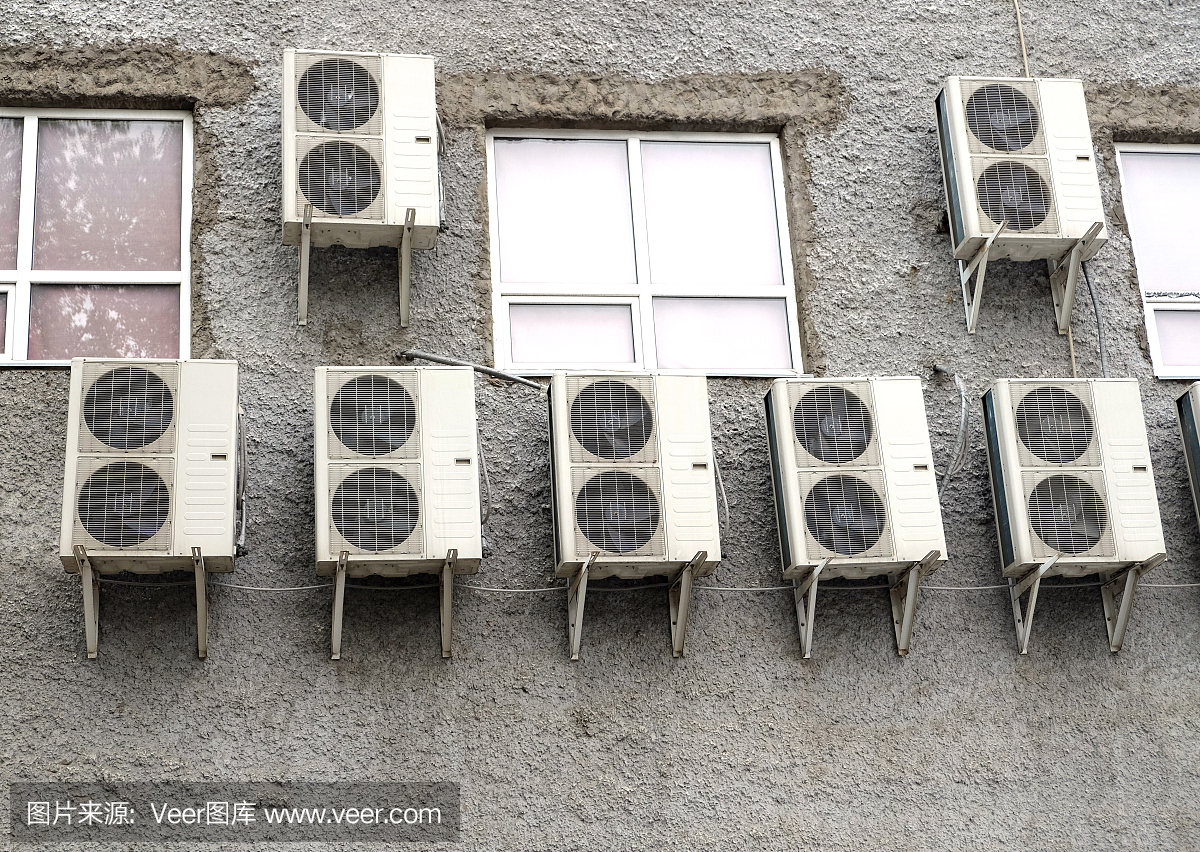 工业空调悬挂在建筑后墙上